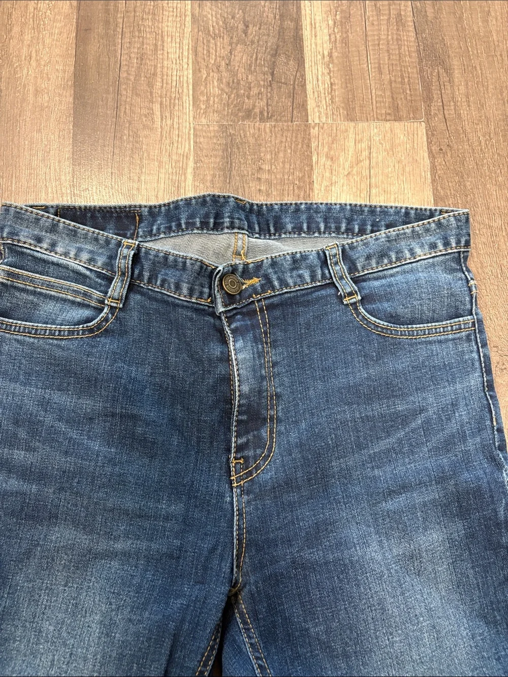 Women’s Dark Blue Cropped Jeans with Scalloped Hem
